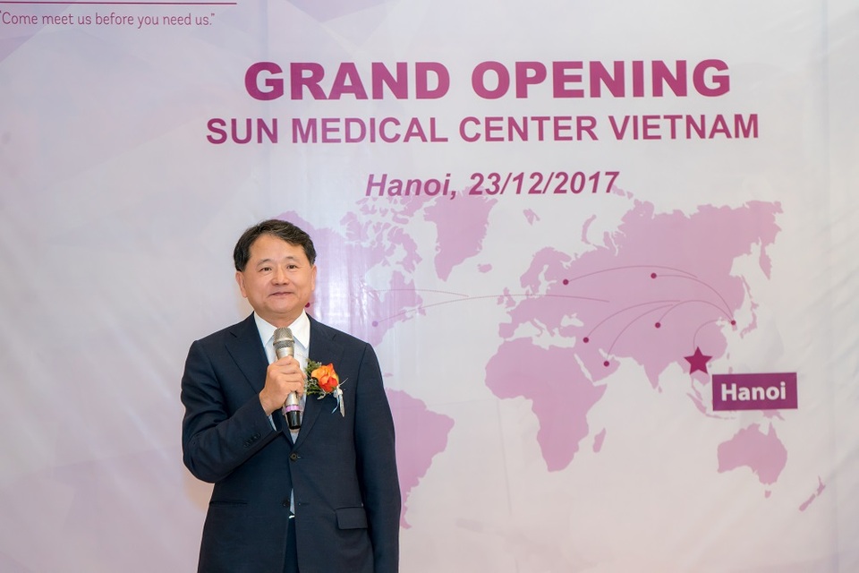 TS. Sun Seung Hoon – Tổng Giám đốc Bệnh viện Sun, Hàn Quốc – người đã có công đưa bệnh viện Sun trở thành bệnh viên khác biệt, vượt xa những bệnh viện khác ở Hàn Quốc.
