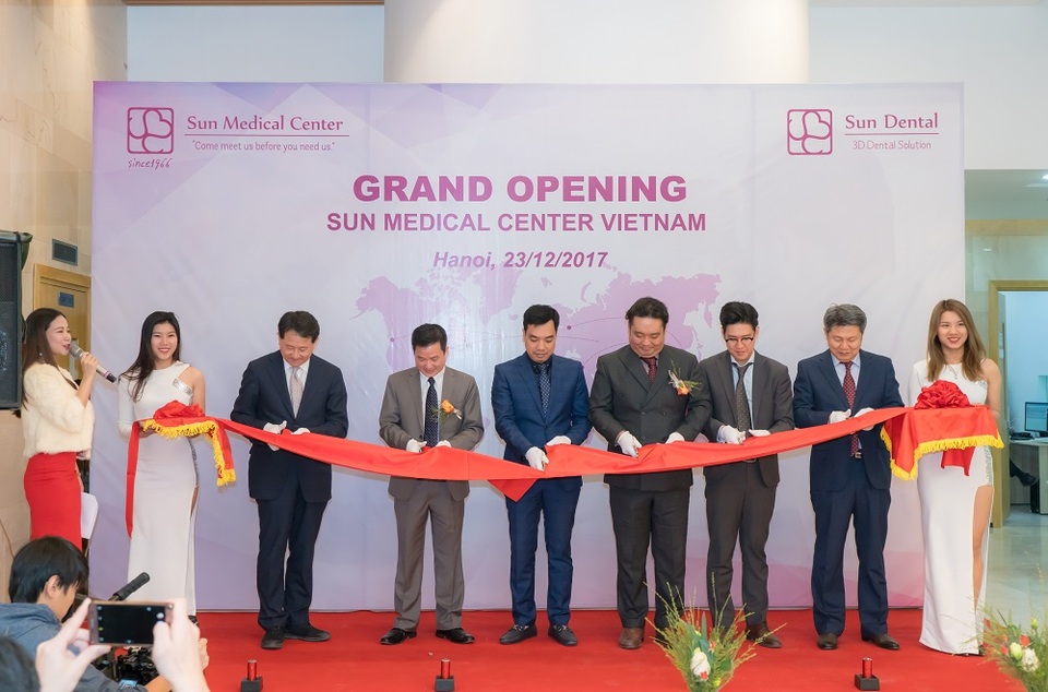 Từ trái qua, TS. Sun Seung Hoon - Tổng Giám đốc Bệnh viện Sun Hàn Quốc cùng với ban lãnh đạo Trung tâm Y tế đa khoa Sun Việt Nam thực hiện nghi lễ cắt băng khai trương.