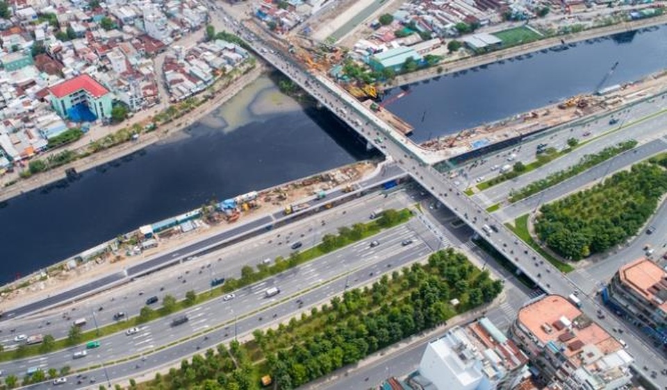 Bất động sản dọc trục Võ Văn Kiệt tăng mạnh cuối năm - 1 Đại lộ Võ Văn Kiệt dài 22 km (bề rộng 42-60 m với 10 làn xe) là tuyến đường xương sống từ Đông sang Tây.