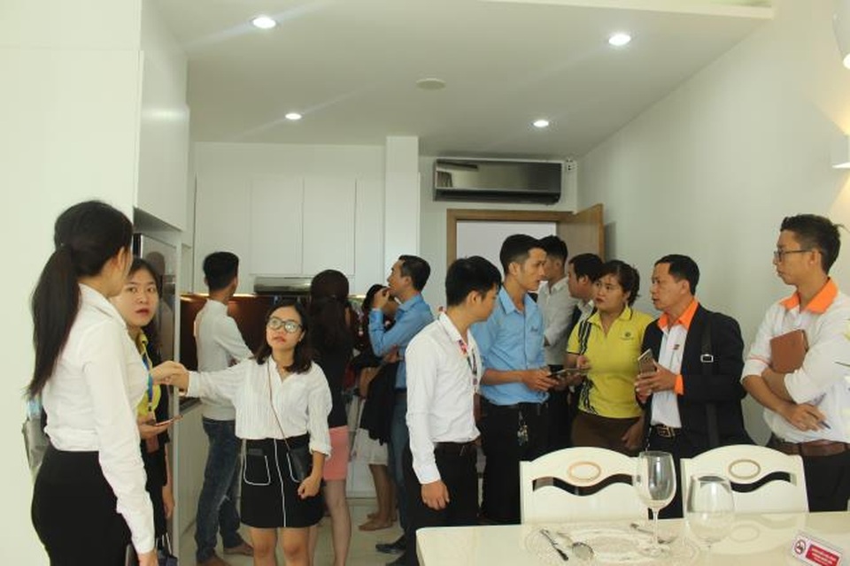 Bất động sản dọc trục Võ Văn Kiệt tăng mạnh cuối năm - 3 Khách hàng tham quan căn hộ mẫu dự án High Intela ứng dụng công nghệ 4.0 với những tính năng hiện đại.