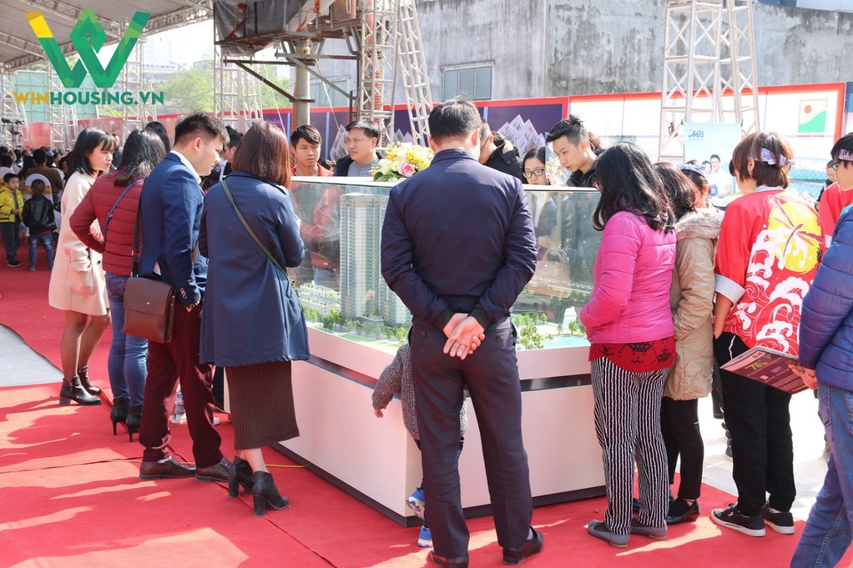 Bất động sản Nam Hà Nội cuối năm: Dự án vừa túi tiền gia đình trẻ - 2 Các khách hàng tham quan sa bàn của chung cư Osaka Complex