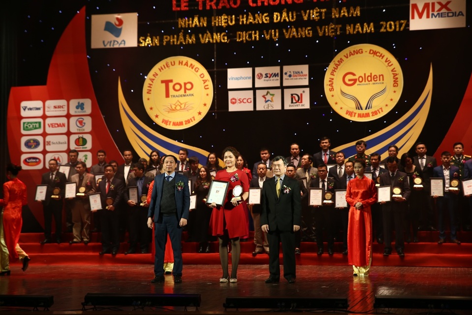 Đại diện công ty Đức Việt nhận giải top 50 Nhãn hiệu hàng đầu Việt Nam