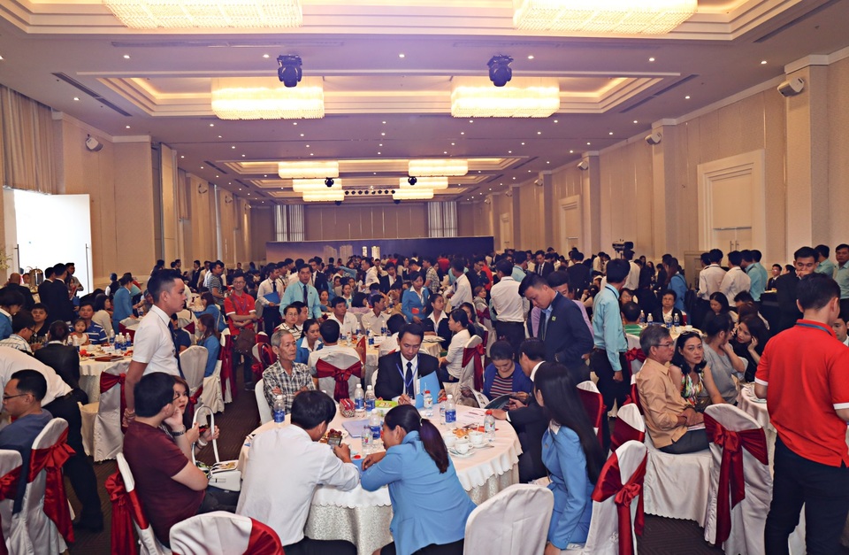 Cuối năm, thị trường căn hộ khu Nam “cháy hàng” - 1 Hàng trăm khách hàng hào hứng tìm hiểu dự án Khu căn hộ thông minh ven sông Saigon Intela ở khu Nam Sài Gòn.