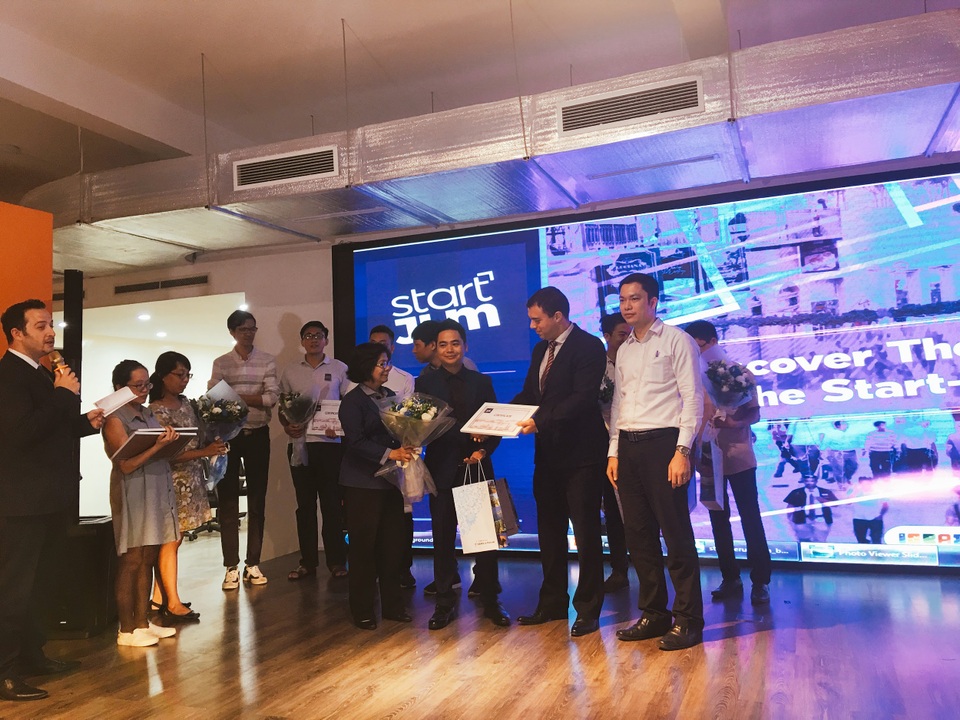 Startup Việt Putatu tăng trưởng “thần tốc” 400%/tháng sau 1 năm hoạt động - 2 CEO Putatu (phía trái) nhận giải thưởng khởi nghiệp Jerusalem từ Đại sứ quán Isreal