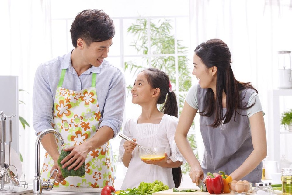 “Giữ lửa” dễ như đếm từ 1 đến 5 - 1 Các thành viên trong gia đình sẽ gắn bó và có trách nhiệm hơn khi cùng chia sẻ công việc nhà.