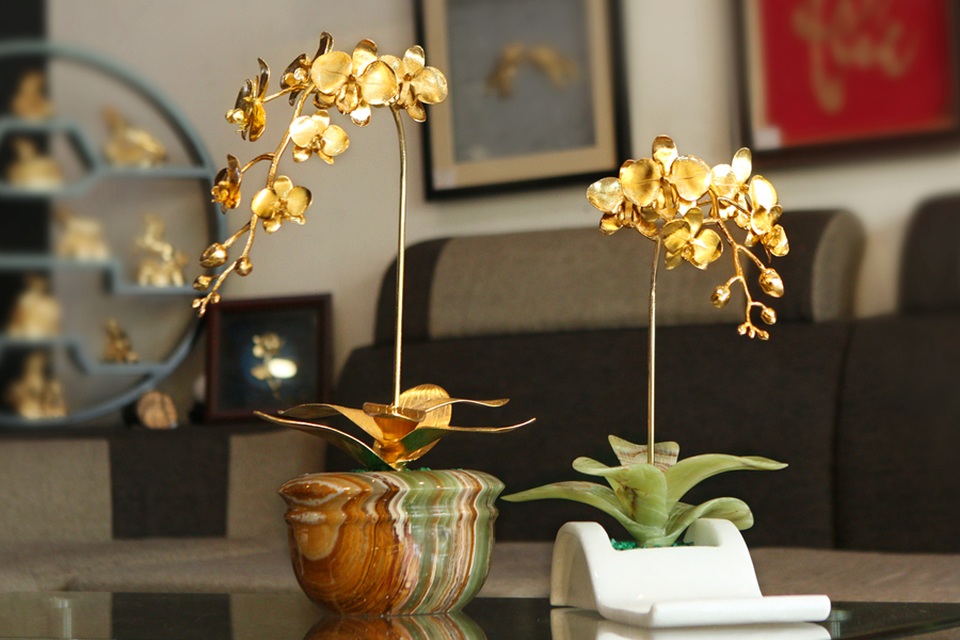 Karalux ra mắt bộ sưu tập hoa phong lan mạ vàng làm quà tặng Tết 2018 - 2 Hoa lan mạ vàng là điểm nhấn sang trọng trong văn phòng hoặc phòng khách
