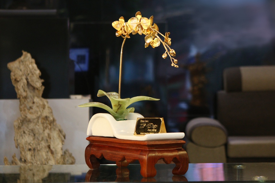 Karalux ra mắt bộ sưu tập hoa phong lan mạ vàng làm quà tặng Tết 2018 - 3 Chậu đá và chậu ngọc được chế tác thủ công tỉ mỉ nguyên khối không hề lắp ghép