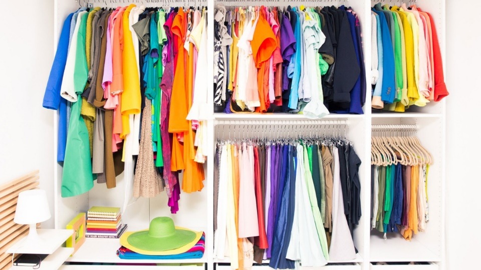 Bí quyết rạng rỡ mùa Lễ hội cho nàng bận rộn - 1 Váy áo tông màu rực rỡ sẽ giúp tâm trạng bạn tràn đầy sắc xuân trong thời điểm bận rộn nhất năm.