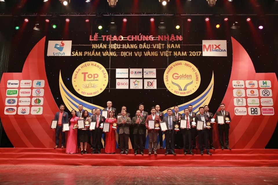 Ngói màu SCG - Top 20 nhãn hiệu hàng đầu Việt Nam và Top 10 sản phẩm Vàng Việt Nam 2017 - 1 Đại diện các doanh nghiệp hàng đầu và SCG nhận Giải thưởng Nhãn hiệu hàng đầu Việt Nam năm 2017