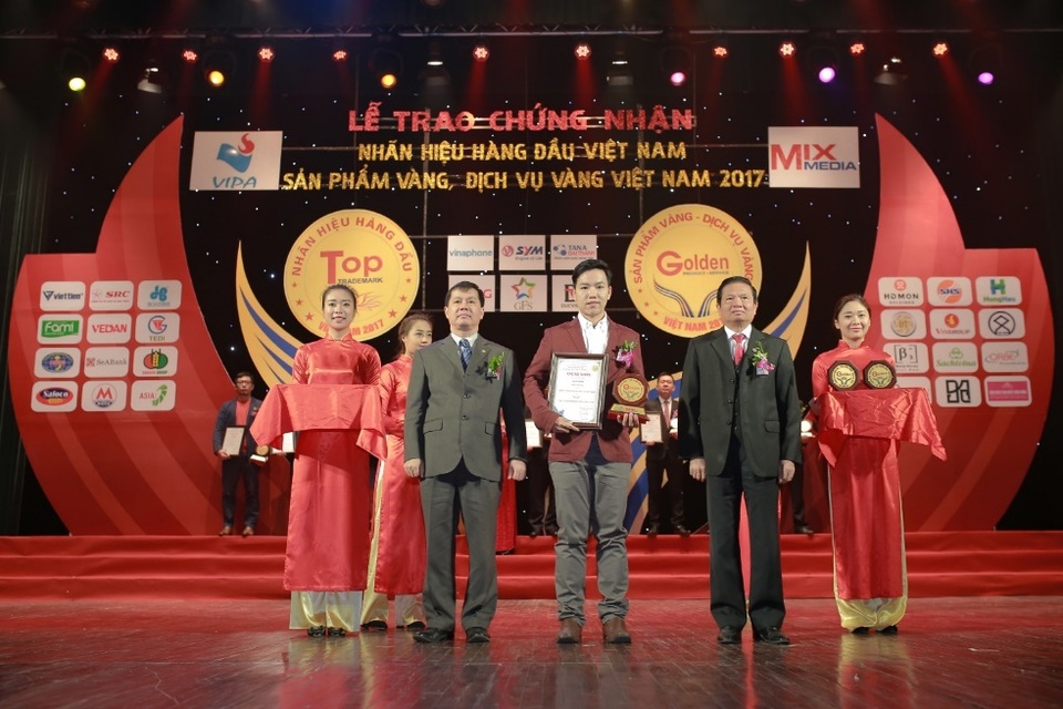 Ngói màu SCG - Top 20 nhãn hiệu hàng đầu Việt Nam và Top 10 sản phẩm Vàng Việt Nam 2017 - 2 Ông Montri Saibuatong – Giám đốc Tiếp thị (giữa) nhận Bằng chứng nhận từ đại diện VIPA