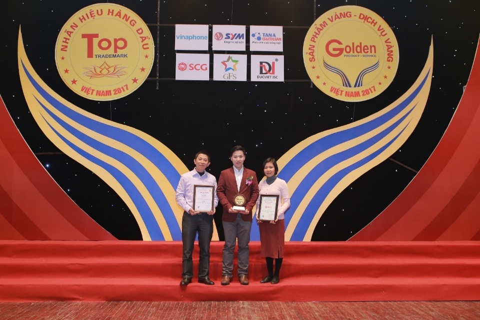 Ngói màu SCG - Top 20 nhãn hiệu hàng đầu Việt Nam và Top 10 sản phẩm Vàng Việt Nam 2017 - 3 (Từ trái qua phải) Ông Nguyễn Ngọc Tuấn Anh – Trưởng phòng quản lý Thương hiệu, Ông Montri Saibuatong – Giám đốc Tiếp thị, Bà Phạm Thị Liên Thủy – Giám đốc kinh doanh miền Bắc với bằng chứng nhận và cúp Nhãn hiệu hàng đầu và Sản phẩm Vàng Việt Nam năm 2017