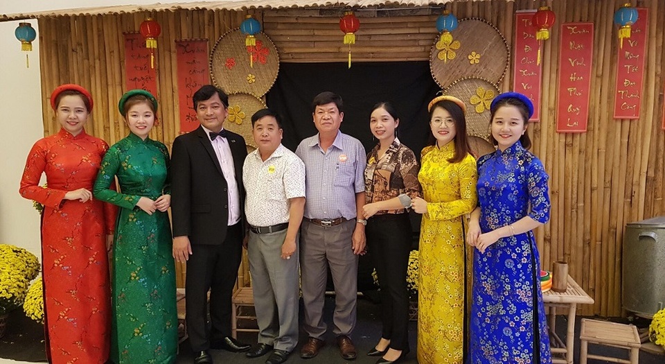 Mãn nhãn với đêm nhạc Xuân Thắng Lợi của doanh nghiệp bất động sản - 3 Nhiều khách hàng và nhà đầu tư thích thú đón tết cổ truyền tại tiểu cảnh xuân