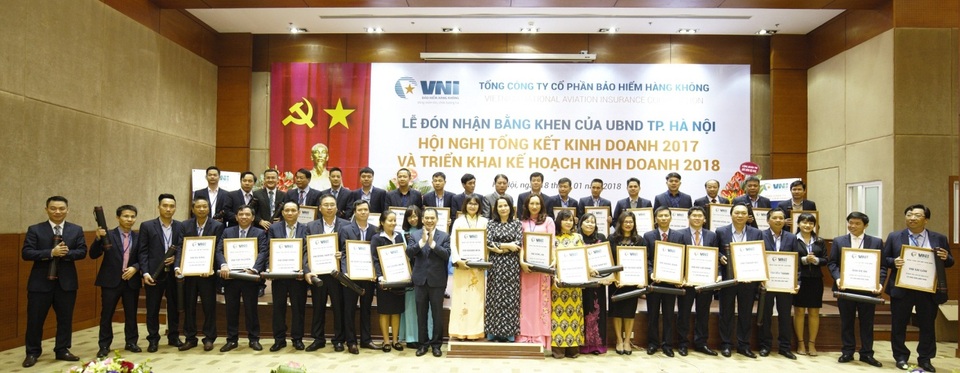 Bảo hiểm Hàng không (VNI) đón nhận Bằng khen của UBND TP.Hà Nội - 5 Bảo hiểm hàng không (VNI) – Vững vàng tỏa sáng hướng tới kỷ niệm 10 năm thành lập