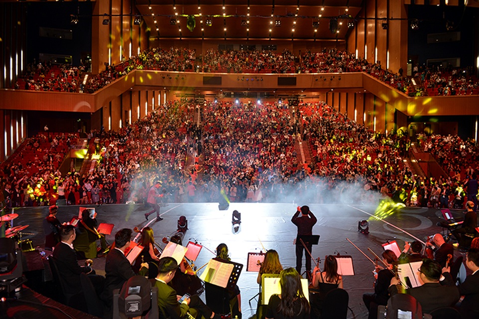 Ấn tượng với dàn sao “khủng” trong đêm nhạc tri ân của Tập đoàn Sunshine - 2 Sunshine Concert 2018 – đại nhạc hội tri ân khách hàng và đối tác của Sunshine Group đã thu hút gần 4.000 khán giả Thủ đô.