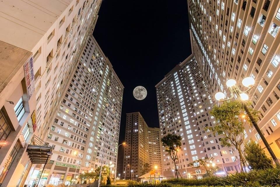 Một góc sáng đèn rực rỡ trong khuôn viên dự án Xuân Mai Complex