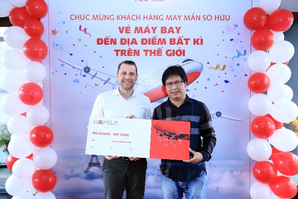 Häfele trao tặng cho các khách hàng may mắn vé máy bay khứ hồi - 1 Ông Sascha Kirchner – Phó Tổng Giám Đốc, đại diện Häfele Việt Nam trao giải thưởng cho khách hàng