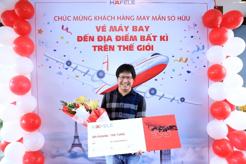 Häfele trao tặng cho các khách hàng may mắn vé máy bay khứ hồi - 2 Ông Hoàng Thế Tùng – khách hàng trúng giải tại khu vực Hà Nội