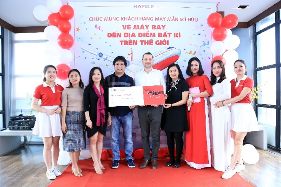Häfele trao tặng cho các khách hàng may mắn vé máy bay khứ hồi - 3 Khách mời và đại diện báo chí đến tham dự Lễ trao giải