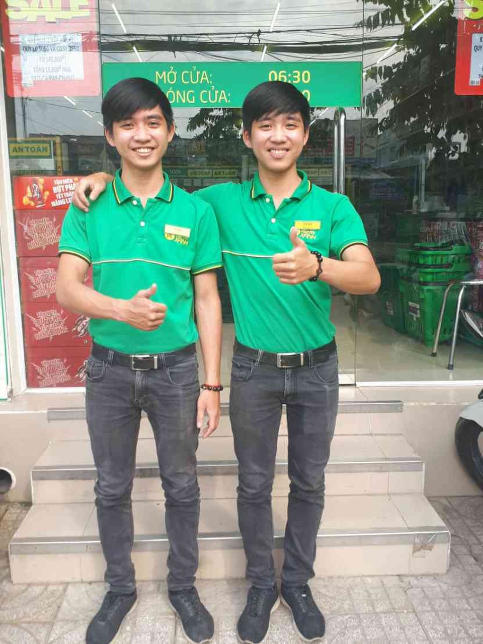 18 tuổi: Cặp song sinh làm quản lý siêu thị bán hàng tiêu dùng có tiếng tại TP.HCM - 1 18 tuổi hai anh em Trần Minh Tâm (trái) và Trần Minh Thảo (phải) đã làm trưởng ca Bách hóa Xanh