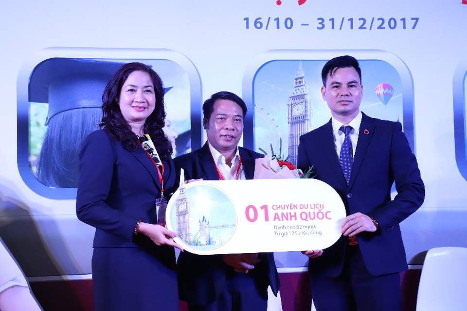 Anh Hoàng Hữu Hùng (Ở giữa) không giấu được niềm hạnh phúc khi may mắn nhận cả giải nhất và giải nhì của chương trình