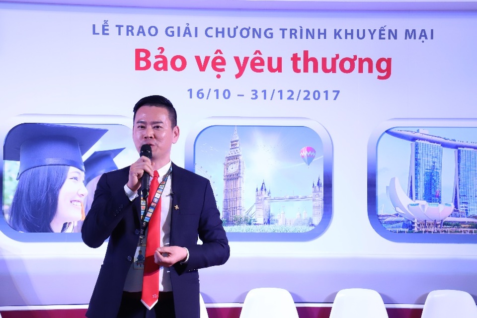
Ông Phương Tiến Minh (Phó Tổng Giám đốc Marketing) chia sẻ về những thành công của chương trình và gửi lời chúc mừng đến các khách hàng may mắn của “Bảo vệ yêu thương”

