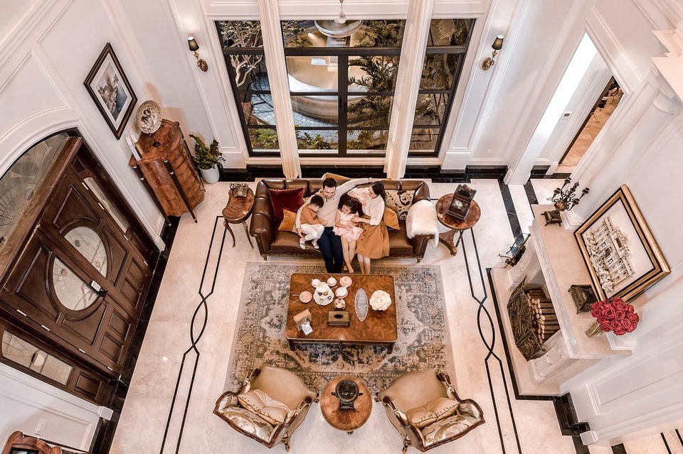 Không gian rộng rãi nhưng thú vị tới từng góc của phòng khách.