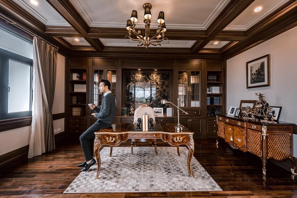 Cùng thống nhất với cá tính của ngôi biệt thự, chất liệu gỗ ở sắc độ sẫm tự nhiên được ưu ái cho phòng làm việc của nam chủ nhân để mang đến âm hưởng sang trọng.