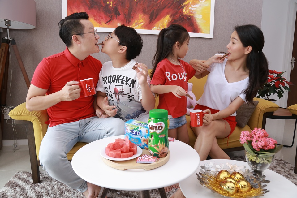 Ca sĩ Hoàng Bách “đón Tết”: Tết đơn giản, cả nhà đều vui - 1 Với gia đình Hoàng Bách, Tết chính là dịp để gia đình cùng dành thời gian cho nhau, là chia sẻ và nghĩ cho nhau nhiều hơn.