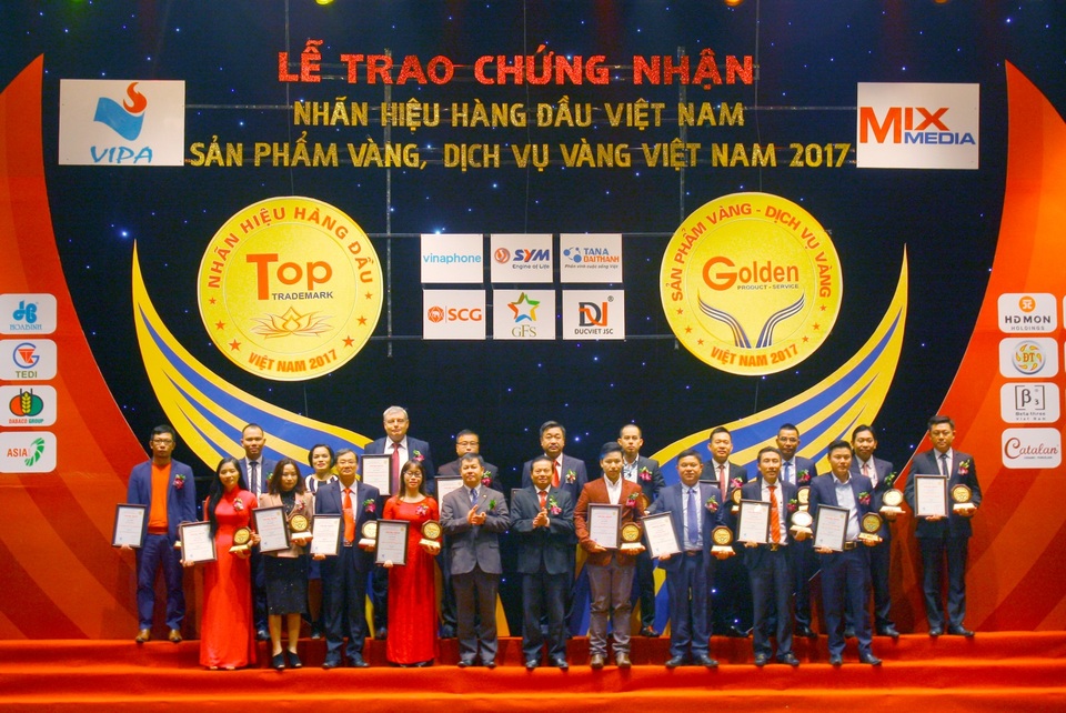 Vingroup, Fami, Đồ da Tâm Anh,.. vinh danh Top “nhãn hiệu hàng đầu Việt Nam 2017” - 1 Vingroup, Fami, Đồ da Tâm Anh,.. vinh danh Top “nhãn hiệu hàng đầu Việt Nam 2017” - 1