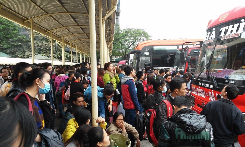 Nỗi lo mùa Tết của những nữ tài xế xa quê - 1 Cảnh chen lấn lên xe về quê là nỗi ám ảnh với nhiều người