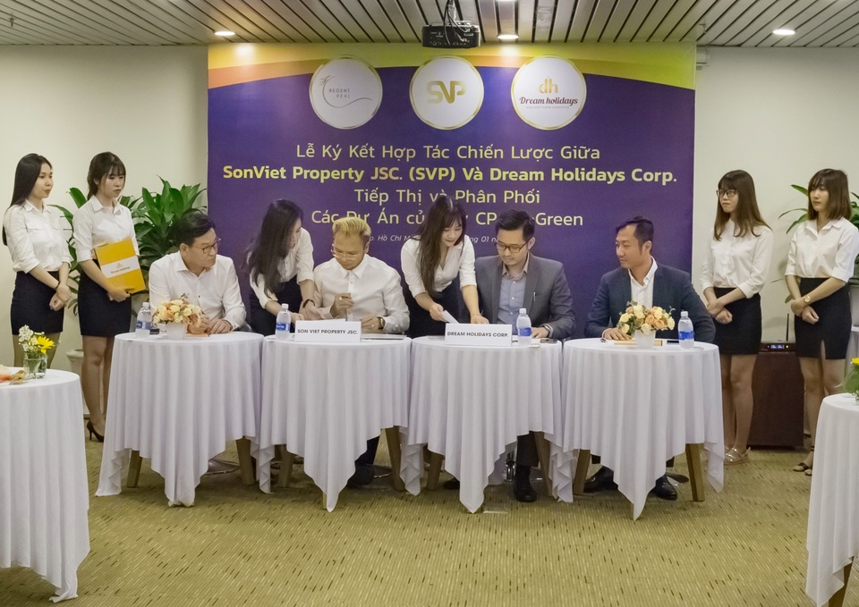 Dream Holidays & Son Viet Property ký kết hợp tác chiến lược - 1 Đến tham dự buổi lễ ký kết, về đại điện Tập đoàn Dream Holidays có ông Đỗ Khoa – Tổng Giám đốc Công ty và ông Nguyễn Ngọc Tín – Giám đốc chi nhánh. Về đại diện Son Viet Property JSC. (SVP) có ông Nguyễn Hoàng Việt – Chủ tịch HĐQT kiêm Tổng Giám đốc công ty và ông Yong Hoon Lee – Giám đốc chi nhánh Seoul (Hàn Quốc).