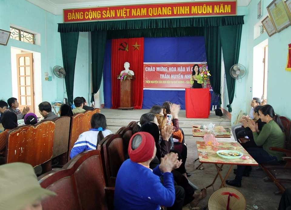 Hoa hậu vì cộng đồng Trần Huyền Nhung từ thiện đầu năm tại quê hương - 1 Hoa hậu THN chúc tết bà con quê hương