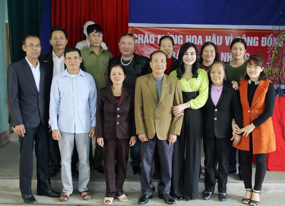 Hoa hậu vì cộng đồng Trần Huyền Nhung từ thiện đầu năm tại quê hương - 4 Hoa hậu Trần Huyền Nhung với các cán bộ xã