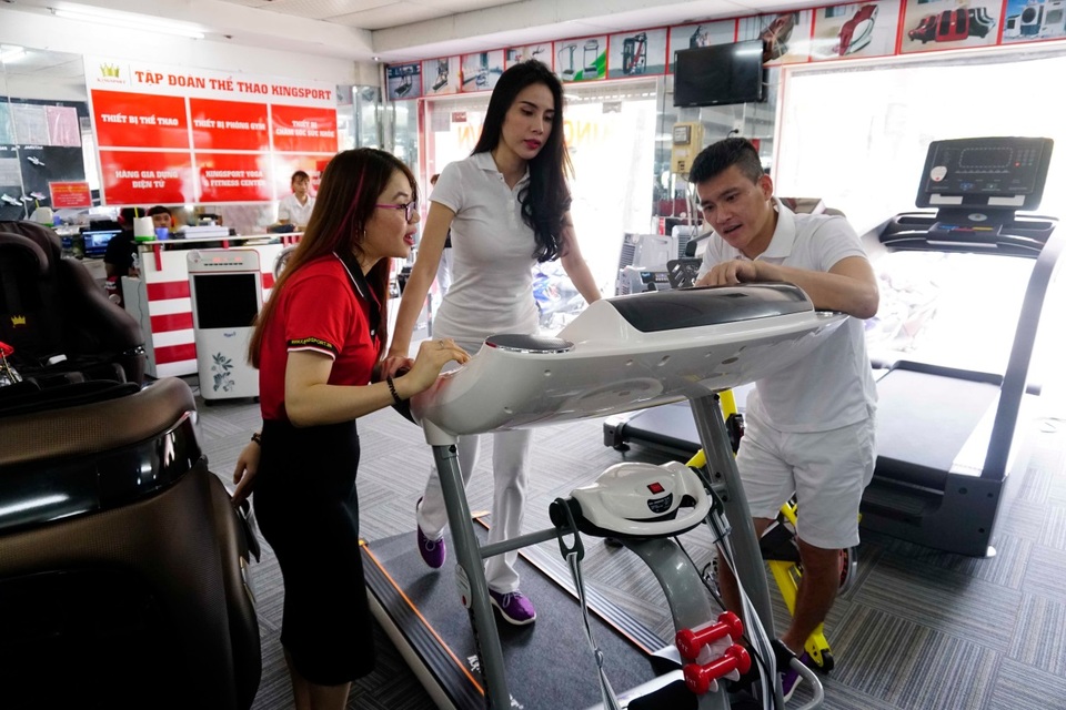 Nhãn hàng cao cấp Kingsport được sao Việt chọn làm quà tặng vợ ngày 8.3 - 2 Công Vinh khá ấn tượng với các mẫu máy chạy bộ tại cửa hàng.