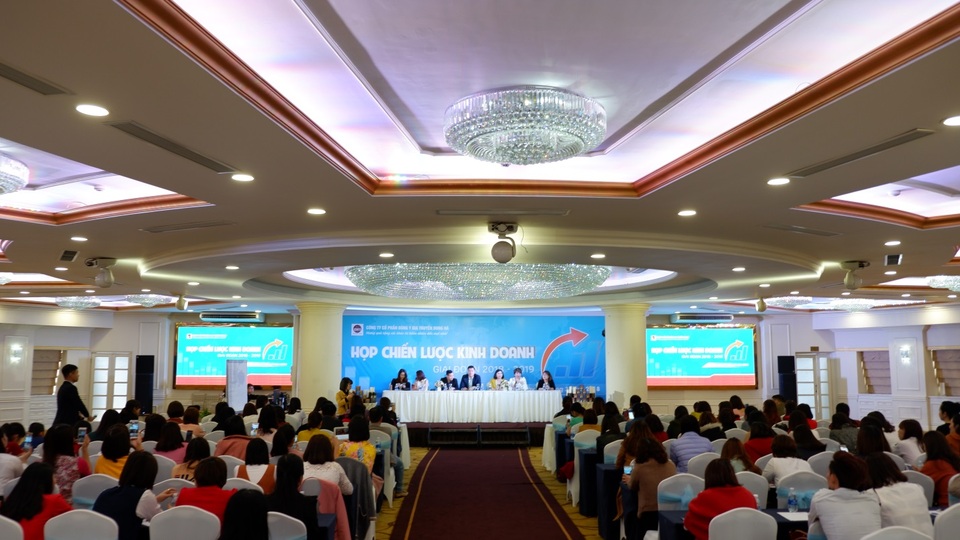 Đông y Dung Hà: Họp chiến lược kinh doanh thu hút hơn 200 đại lý - 1 Công ty CP Đông y gia truyền Dung Hà tổ chức cuộc họp chiến lược kinh doanh 2018-2019 ngày 11/3 tại Hà Nội