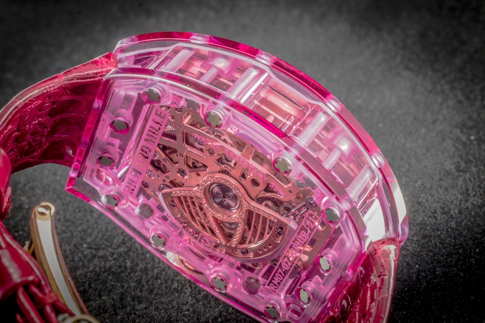 Richard Mille RM 07-02 Sapphire – Giấc mơ “Quý cô hồng” trên cổ tay - 2 Trái tim cơ khí của RM 07-02 “Pink Lady” Sapphire là bộ máy in-house 25 chân kính CRMA5 với 50 giờ dự trữ, xung nhịp 28.800vph, sở hữu rotor quán tính biến thiên đính kim cương có thể điều chỉnh theo mức độ vận động của người đeo và bánh xe chỉnh động giảm ma sát và đảm bảo độ chính xác cơ học tối đa.