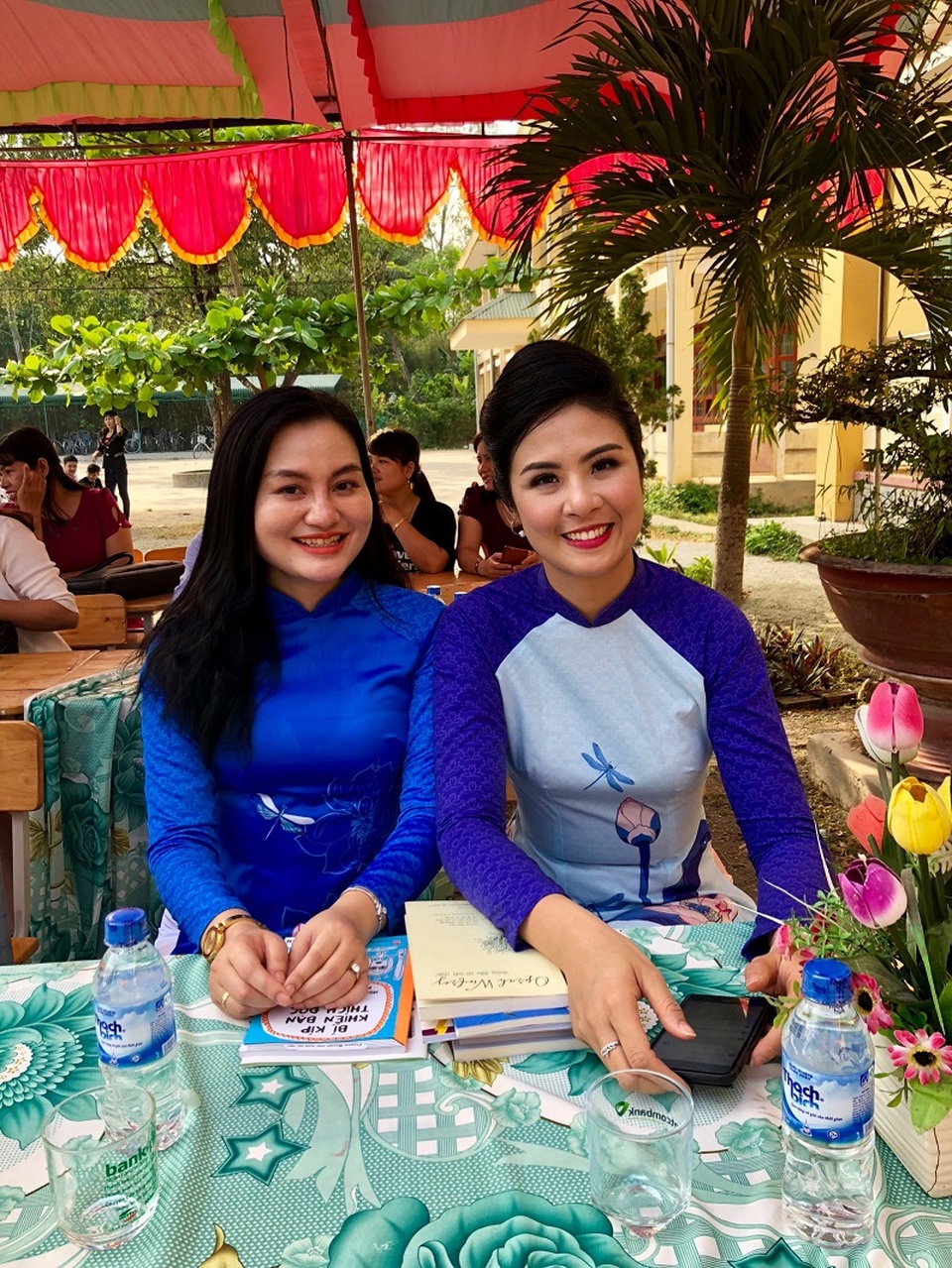 Hoa hậu vì cộng đồng Trần Huyền Nhung liên tục tham gia hoạt động vì cộng đồng. - 2 Hoa hậu Trần Huyền Nhung và Hoa Hậu Ngọc Hân