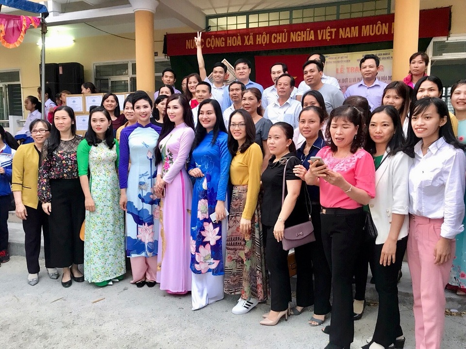 Hoa hậu vì cộng đồng Trần Huyền Nhung liên tục tham gia hoạt động vì cộng đồng. - 3 Trần Huyền Nhung với đoàn thiện nguyện và toàn thể quý Thầy cô giáo