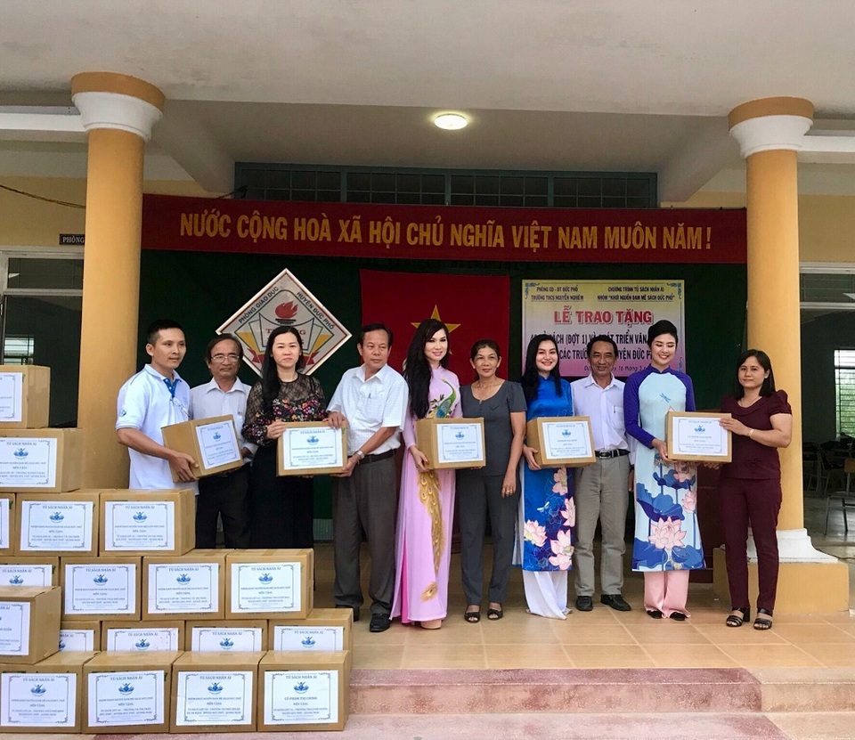 Hoa hậu vì cộng đồng Trần Huyền Nhung liên tục tham gia hoạt động vì cộng đồng. - 4 Hoa hậu Ngọc Hân, HH Trần Huyền Nhung, Cs Kavie Tran, Doanh nhân Nguyễn Hằng, nhà báo Huy Nguyễn đại diện tặng sách cho nhà trường