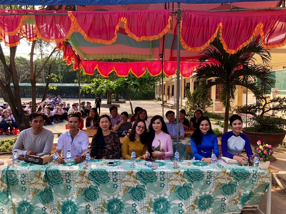 Hoa hậu vì cộng đồng Trần Huyền Nhung liên tục tham gia hoạt động vì cộng đồng. - 6 Hoa hậu vì cộng đồng Trần Huyền Nhung liên tục tham gia hoạt động vì cộng đồng. - 6