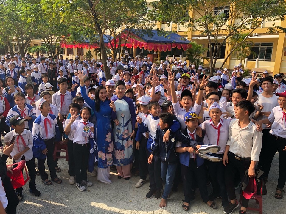 Hoa hậu vì cộng đồng Trần Huyền Nhung liên tục tham gia hoạt động vì cộng đồng. - 7 Trần Huyền Nhung giao lưu với các em học sinh và đọc thơ