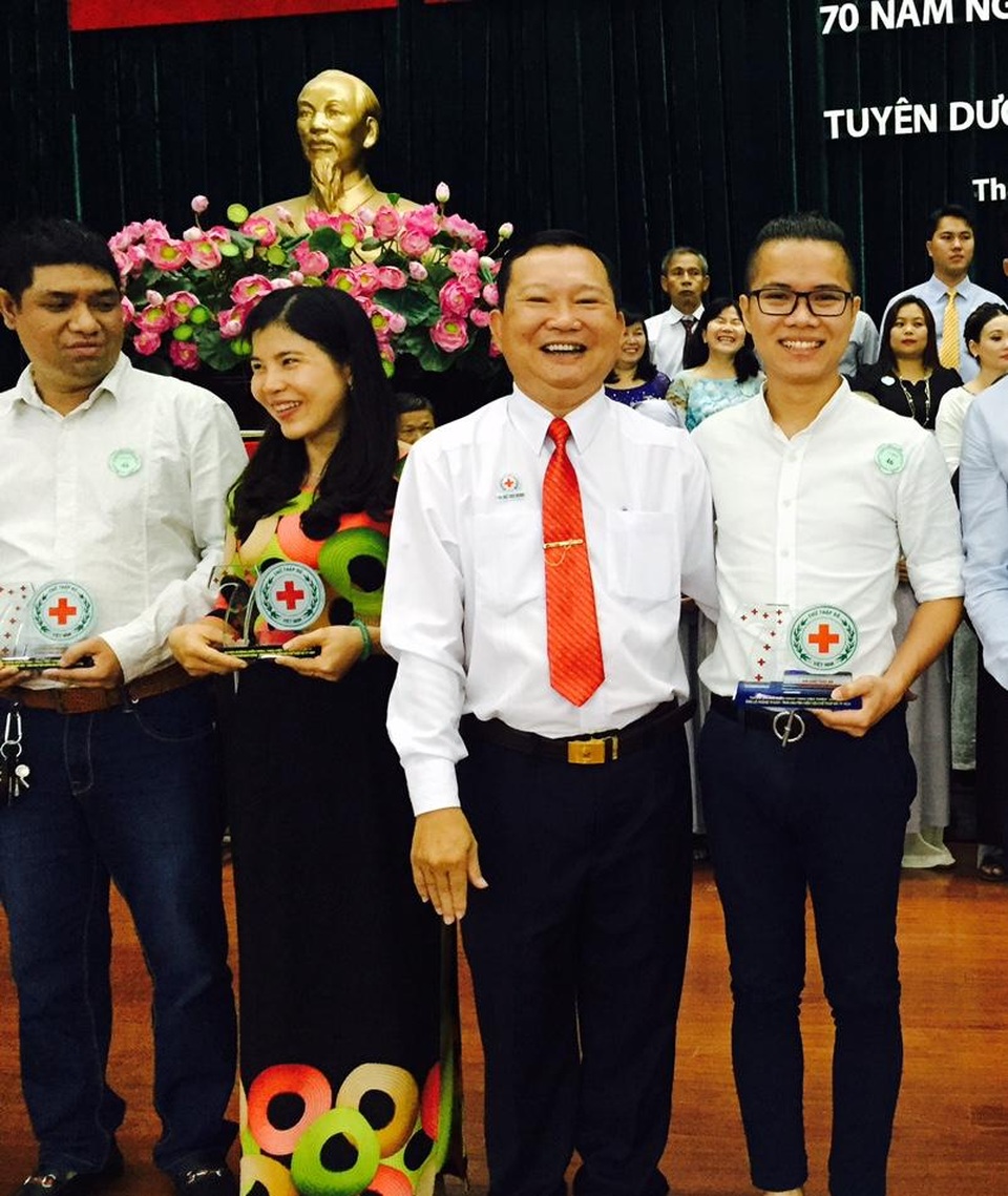 Nhà hoạt động từ thiện Lê Hoàng Thạch nhận liên tiếp 2 bằng khen - 4 Nhà hoạt động từ thiện Lê Hoàng Thạch nhận liên tiếp 2 bằng khen - 4