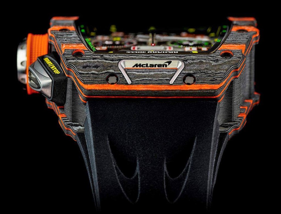 Richard Mille và McLaren chung tay thiết kế siêu phẩm RM 11-03 - 3 Logo Speedmark của McLaren được in trên mặt dây cao su của phiên bản đặc biệt này