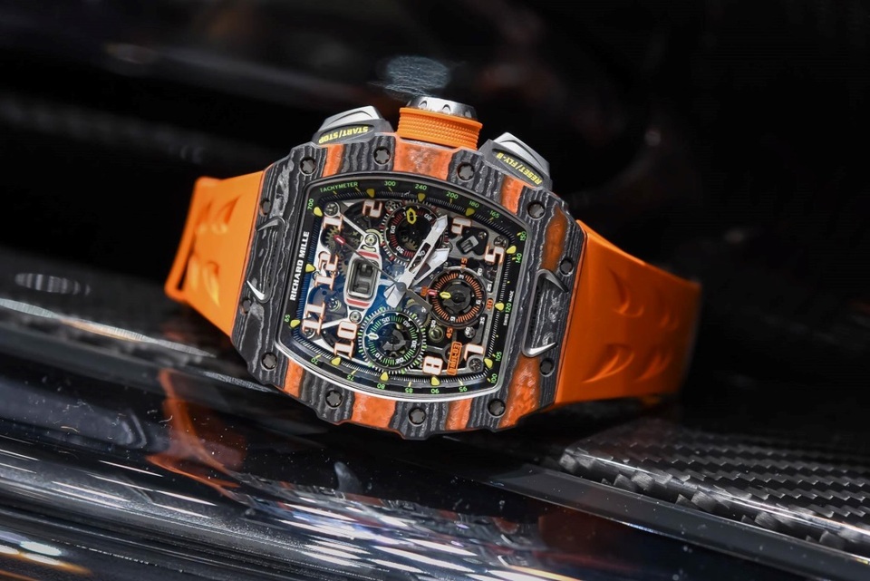 Richard Mille và McLaren chung tay thiết kế siêu phẩm RM 11-03 - 5 Bề mặt cỗ máy đồng hồ được hoàn thiện kiểu satin mịn trên Titanium nhấn mạnh chiều sâu của bộ máy, tạo hiệu ứng trực quan mạnh mẽ ấn tượng quanh phần hiển thị lịch thường niên, ngày khổ lớn và các bộ đếm giờ.