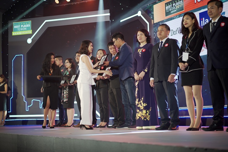 Công bố Top 100 nơi làm việc tốt nhất Việt Nam - 2
Bà Nguyễn Tâm Trang, Phó Chủ tịch Nhân sự Unilever Việt Nam trao giải cho các Doanh nghiệp nằm trong Top Nơi làm việc tốt nhất Việt Nam 2017