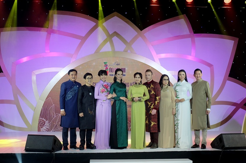 Các đại sứ áo dài trong buổi lễ bế mạc Lễ hội Áo dài 2018