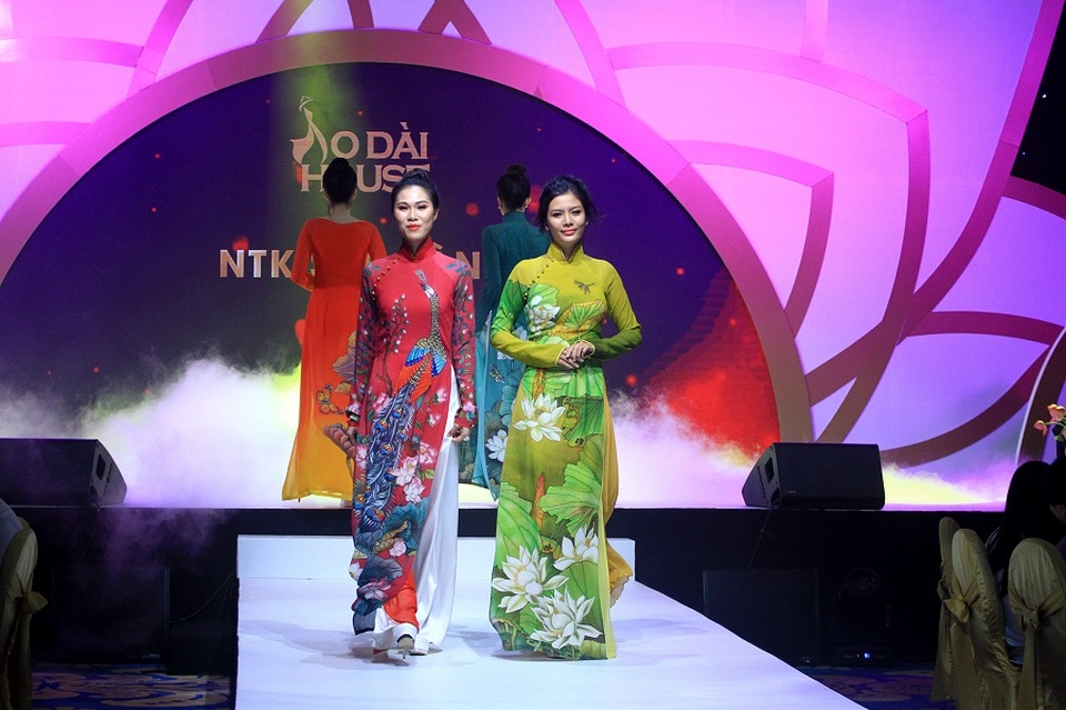 Những tà áo ra mắt khán giả