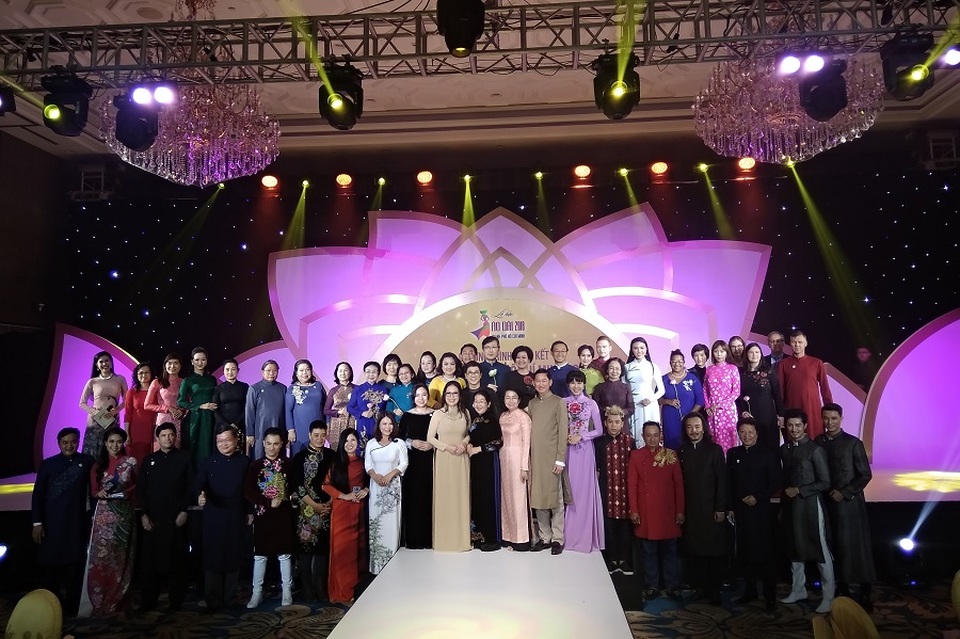 Các đại biểu, đại sứ, các nhà thiết kế cùng chụp ảnh lưu niệm