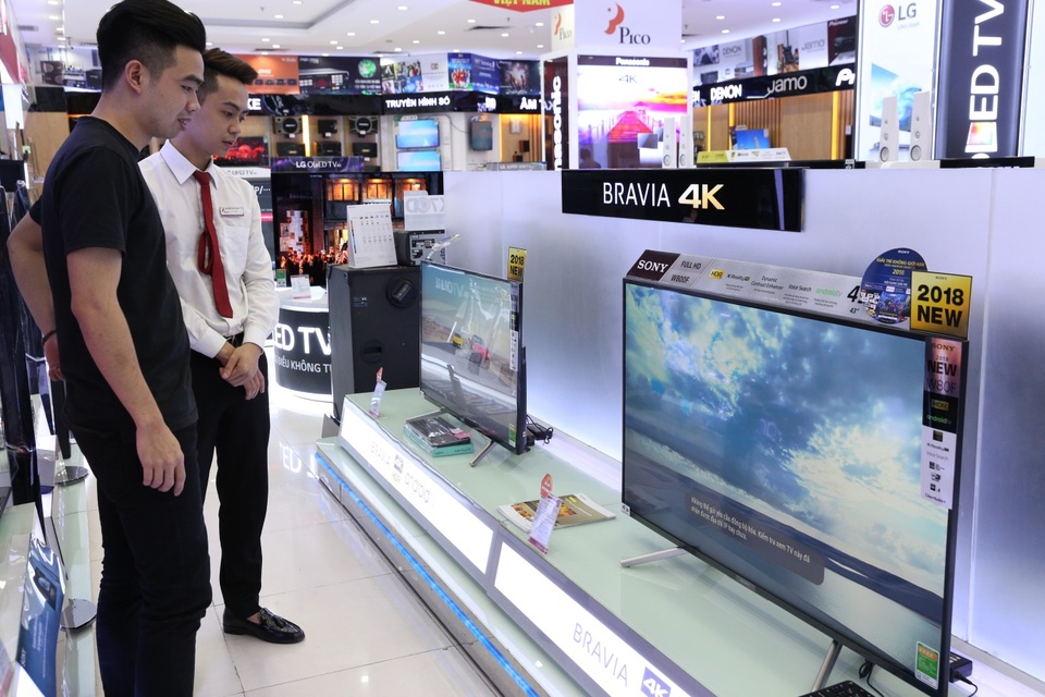 Tháng khuyến mại Sony – Giảm giá sốc, quà tặng lớn duy nhất tại Điện máy Pico - 4 Khách hàng trải nghiệm dòng tivi Series W800F mới nhất 2018 của Sony