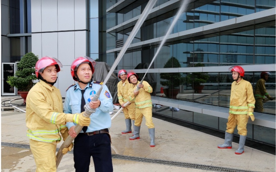 Sử dụng dịch vụ quản lý vận hành tòa nhà chuyên nghiệp và hiệu quả, chủ dự án chung cư ghi điểm với khách hàng - 4 Cam kết giải quyết được các sự cố hoả hoạn, an ninh giúp chủ dự án ghi điểm trong mắt khách hàng (Hình ảnh: PSA diễn tập PCCC định kỳ tại Petrovietnam Tower 18 Láng Hạ)